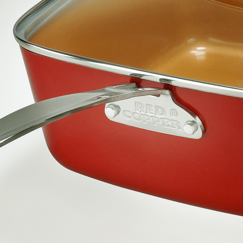 Sarten-cuadrada-Red-Copper-con-mango-ergonomico-y-logo-visible-diseñada-para-una-experiencia-de-coccion-comoda-y-eficiente.-