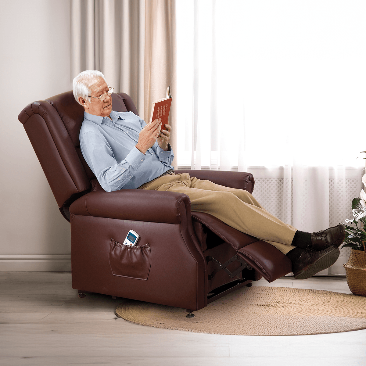 adulto-mayor-lee-sillon-reclinable-masajeador-termico.png